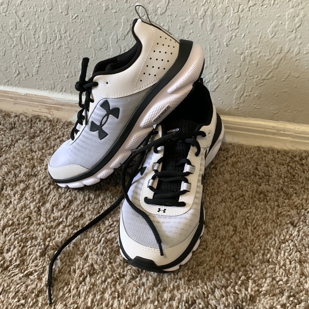 Under Armous Women’s Size 8 Tennis Shoes